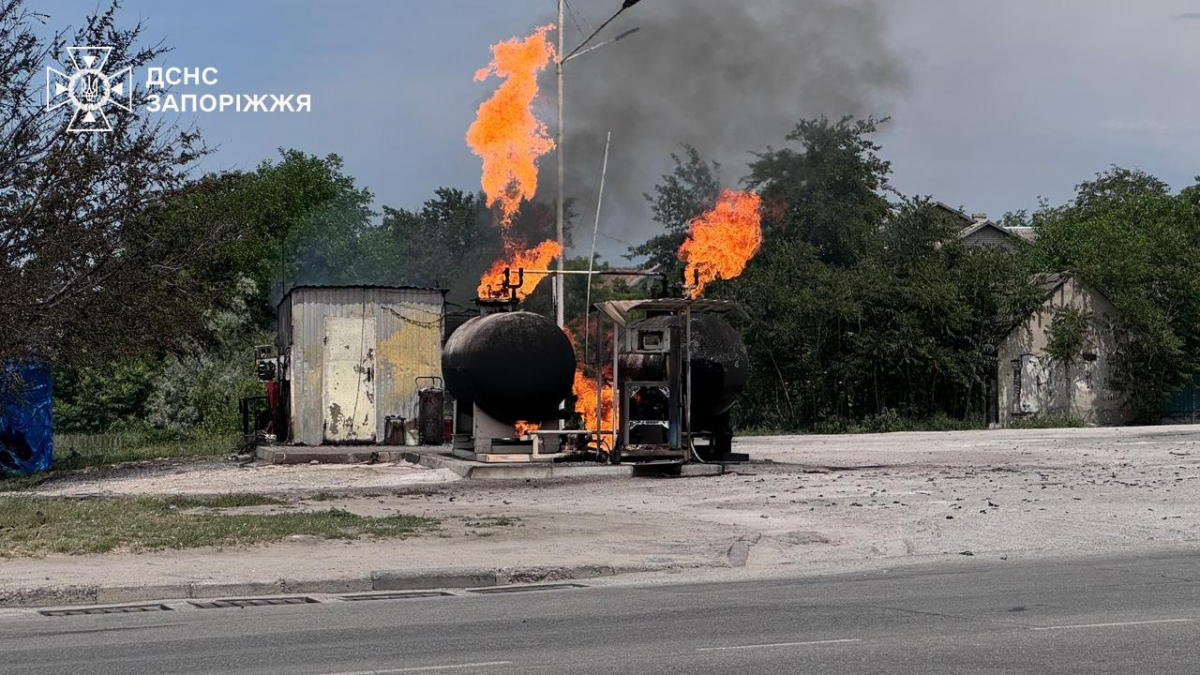 У Запоріжжі через удар ворожого дрону загорілась автозаправка: наслідки обстрілів у неділю (подробиці, фото)