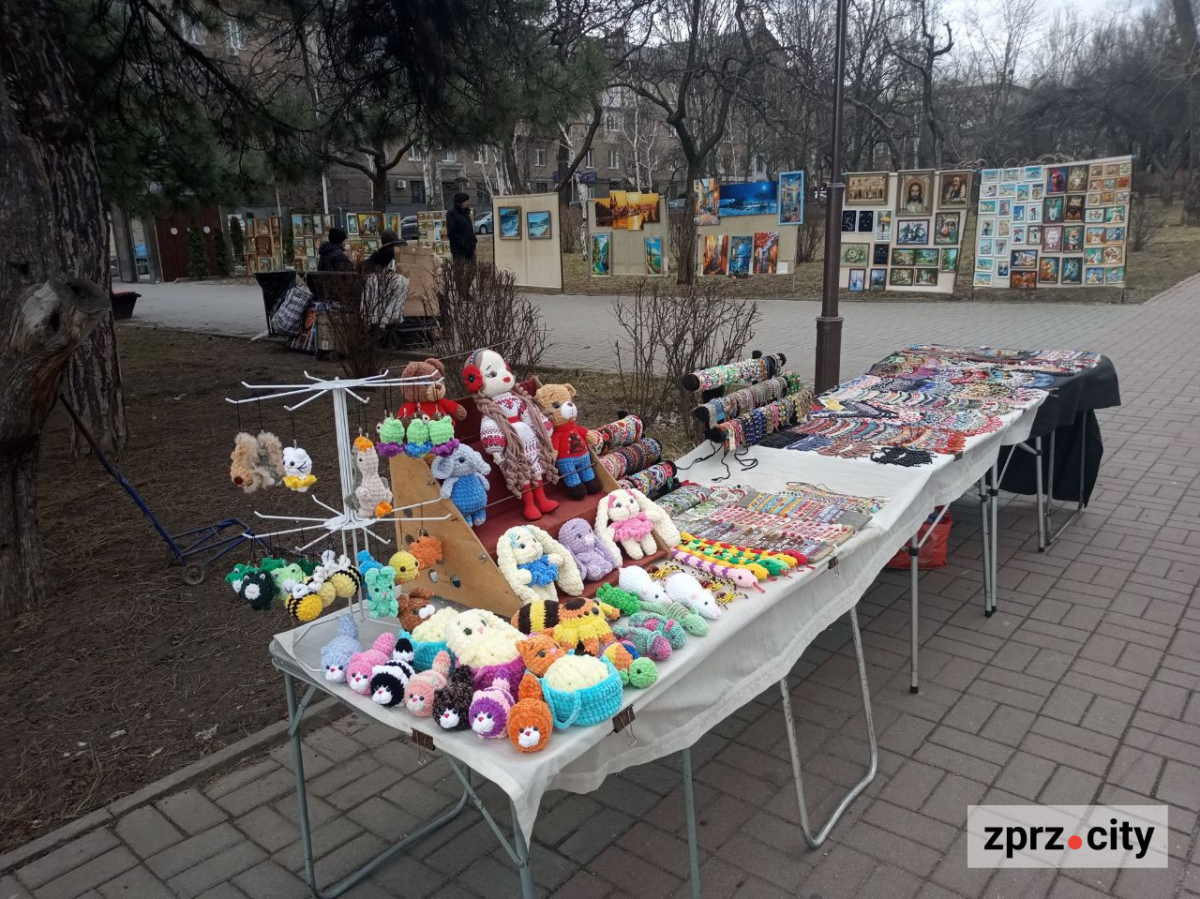 Майдан Митців у Запоріжжі: як вернісаж біля фонтану виглядає на початку весни (фото)