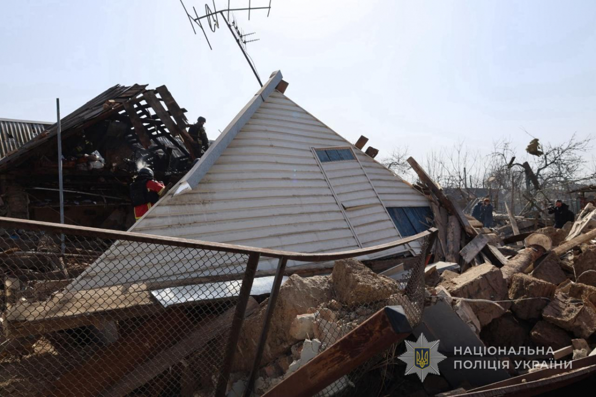 Російські дрони вдарили по приватному сектору Запоріжжя: загинула жінка, з-під завалів витягли підлітка (фото, відео)