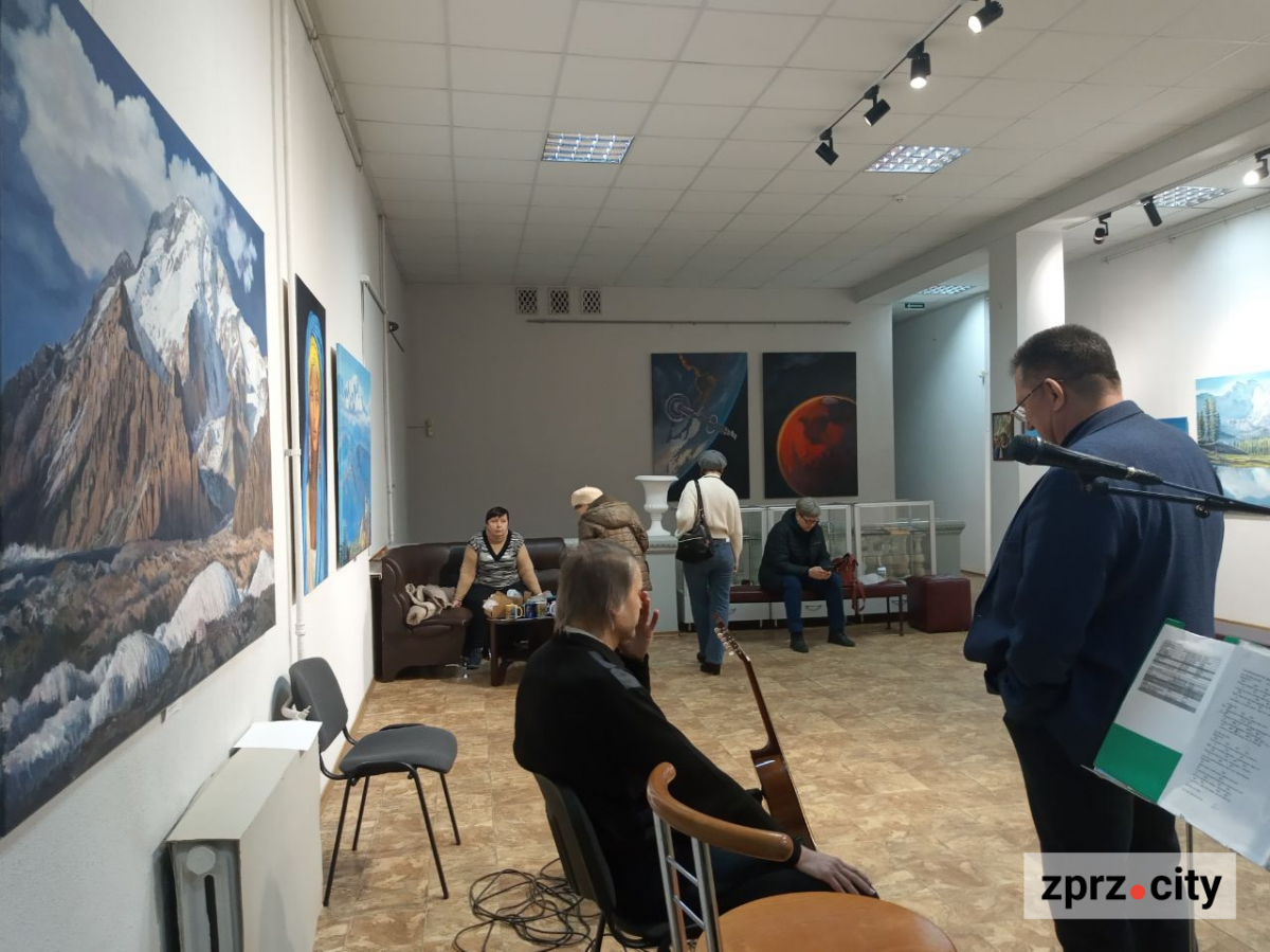 Світиться у темряві та оживає: у запорізькому музеї показують картину, що дивом вціліла (фото, відео)