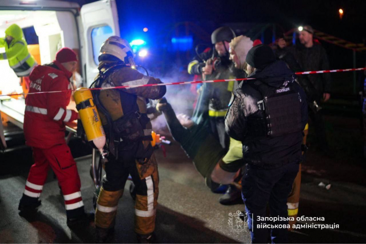 Дрон влучив у багатоповерхівку — росіяни атакували житловий будинок у Запоріжжі (фото, відео)