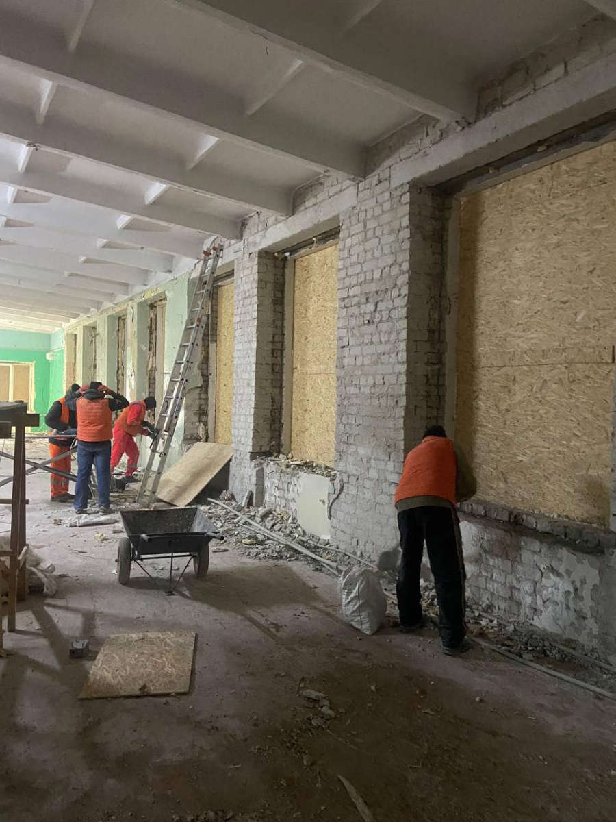 У Запоріжжі ремонтують академію, що постраждала від обстрілу ворога - фото