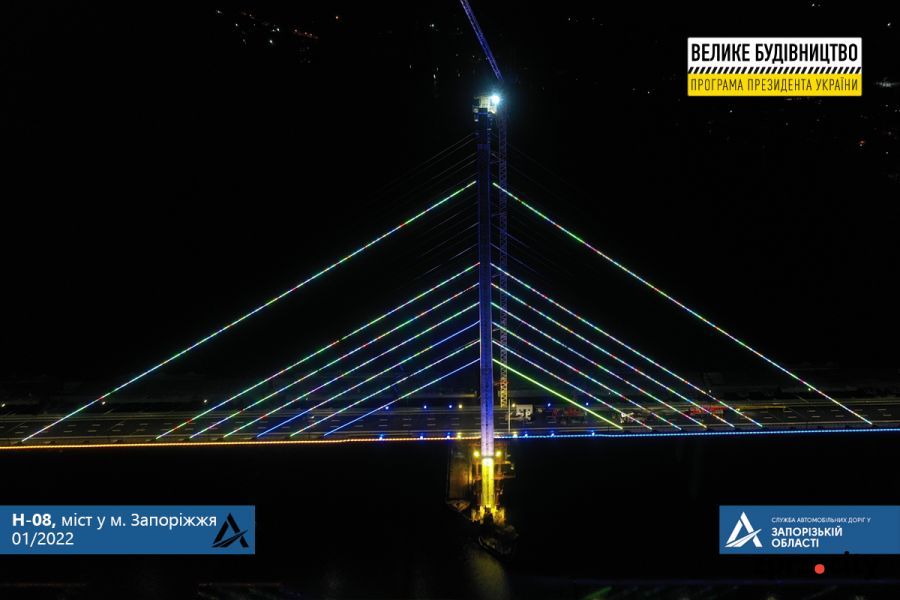 В Запорожье показали яркие огни ночного вантового моста - фото