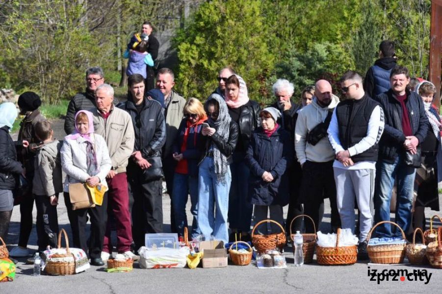 Запоріжці на Великдень йдуть до храмів слухати Боже слово та святити пасхальну їжу