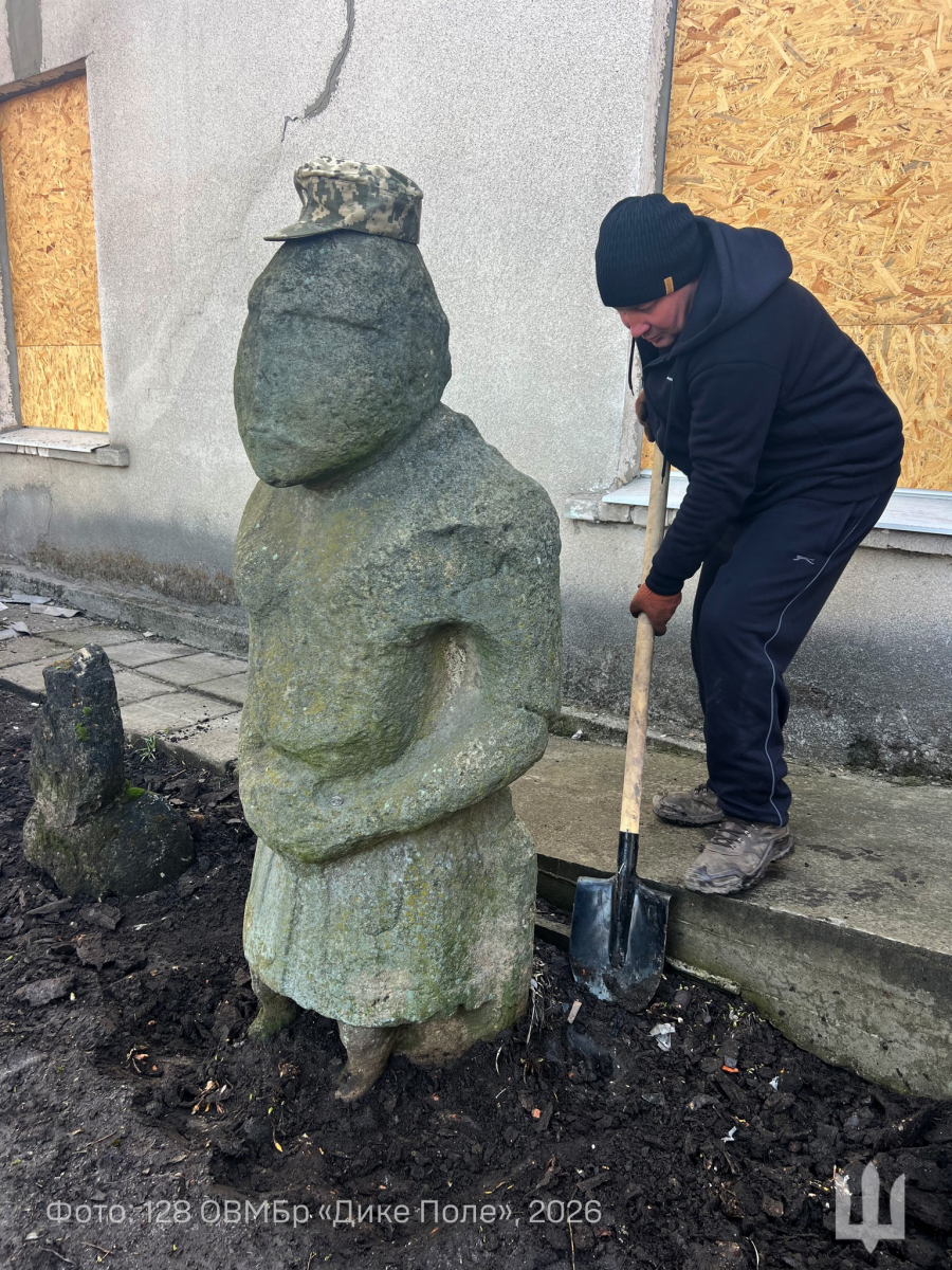 На Запоріжжі військові врятували кам’яних баб від російських авіабомб (фото)