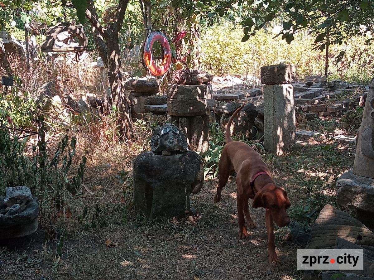 Запорізький історик та скульптор створив незвичайну майстерню з дивовижними речами - фото