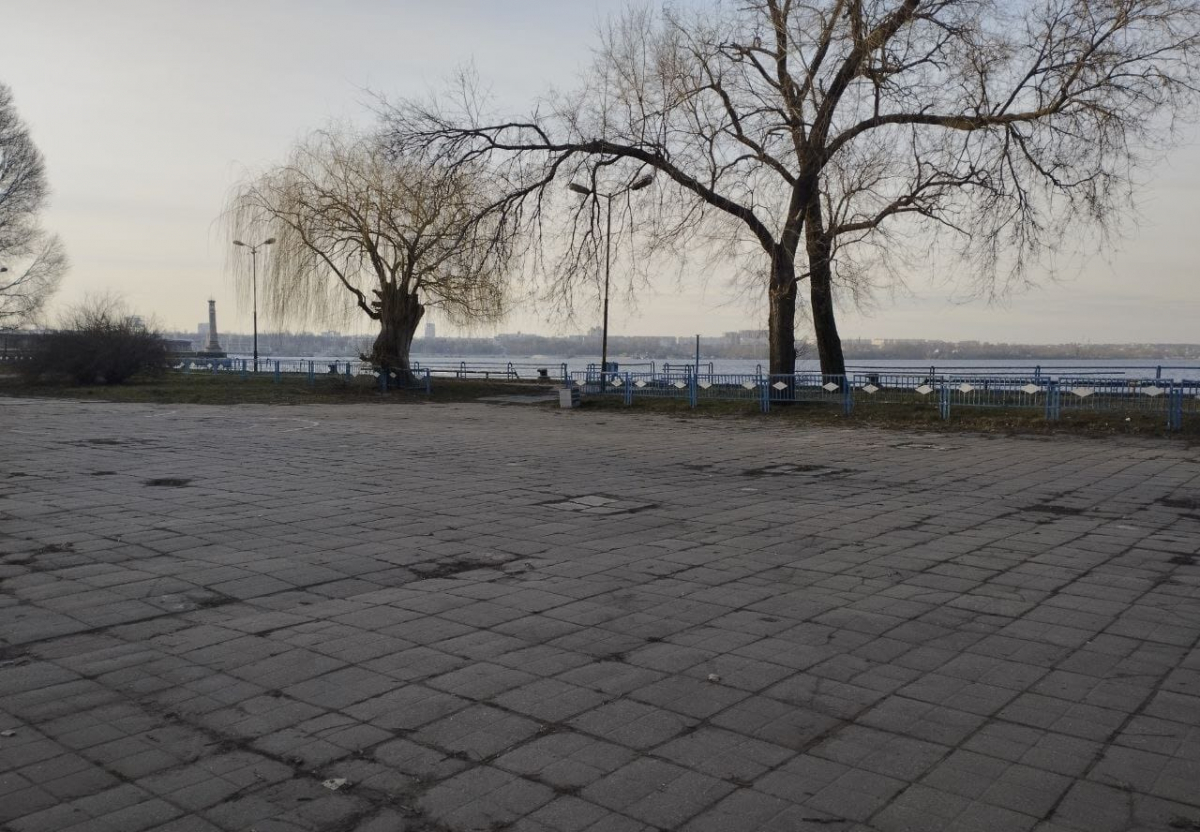 Зелену зону на березі Дніпра у центрі Запоріжжя перетворили на смітник - фото