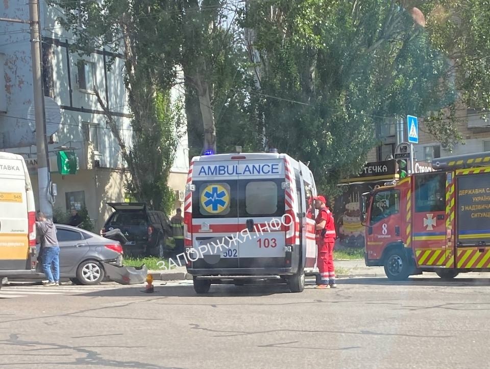 У центрі Запоріжжя сталася серйозна ДТП із постраждалою.