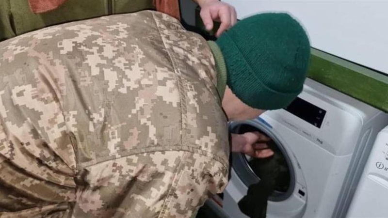 Запорізькі волонтери створили мобільну пральню для військових - фото