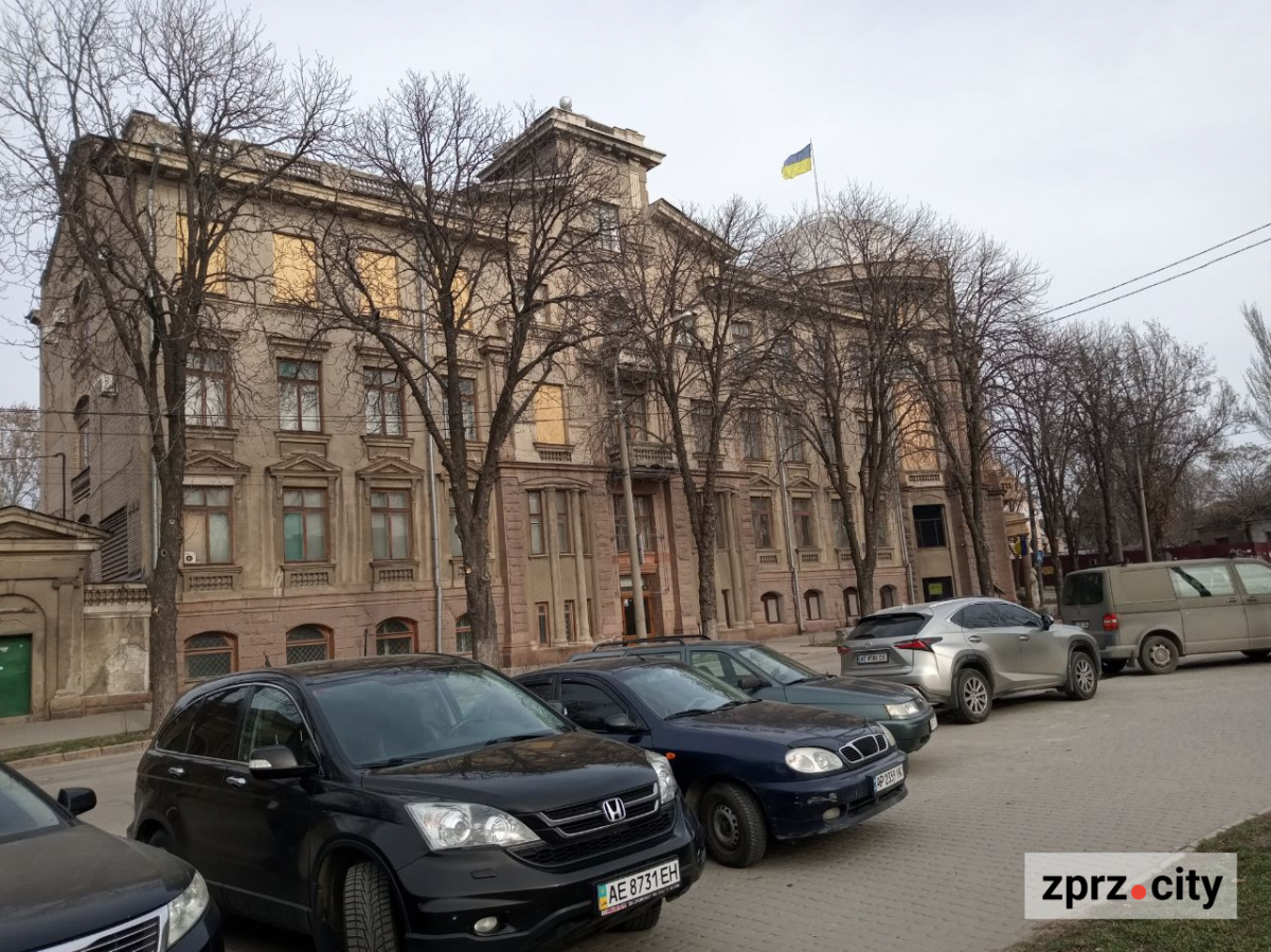 Плакати воєнного часу, новорічна ялинка та поламаний ліхтар - як виглядає весною запорізький сквер Театральний (фото)