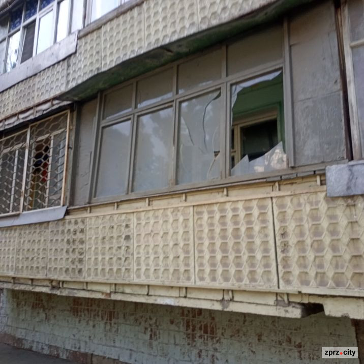 Які наслідки нічної ворожої атаки на Запоріжжя - офіційні коментарі, фото