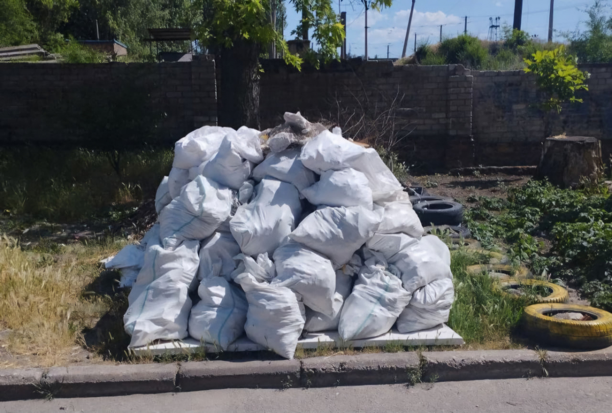 Зробив ремонт, а сміття залишив комунальникам – у Запоріжжі виявили сміттєзвалище посеред двору
