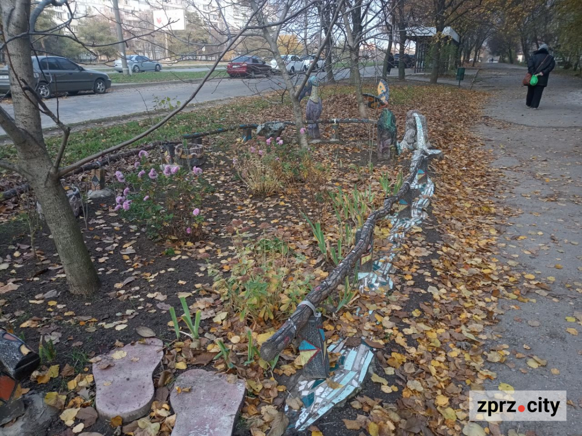 Казковий какаду, метелик і черепаха - запоріжець створив біля зупинки незвичайну зону (фото)