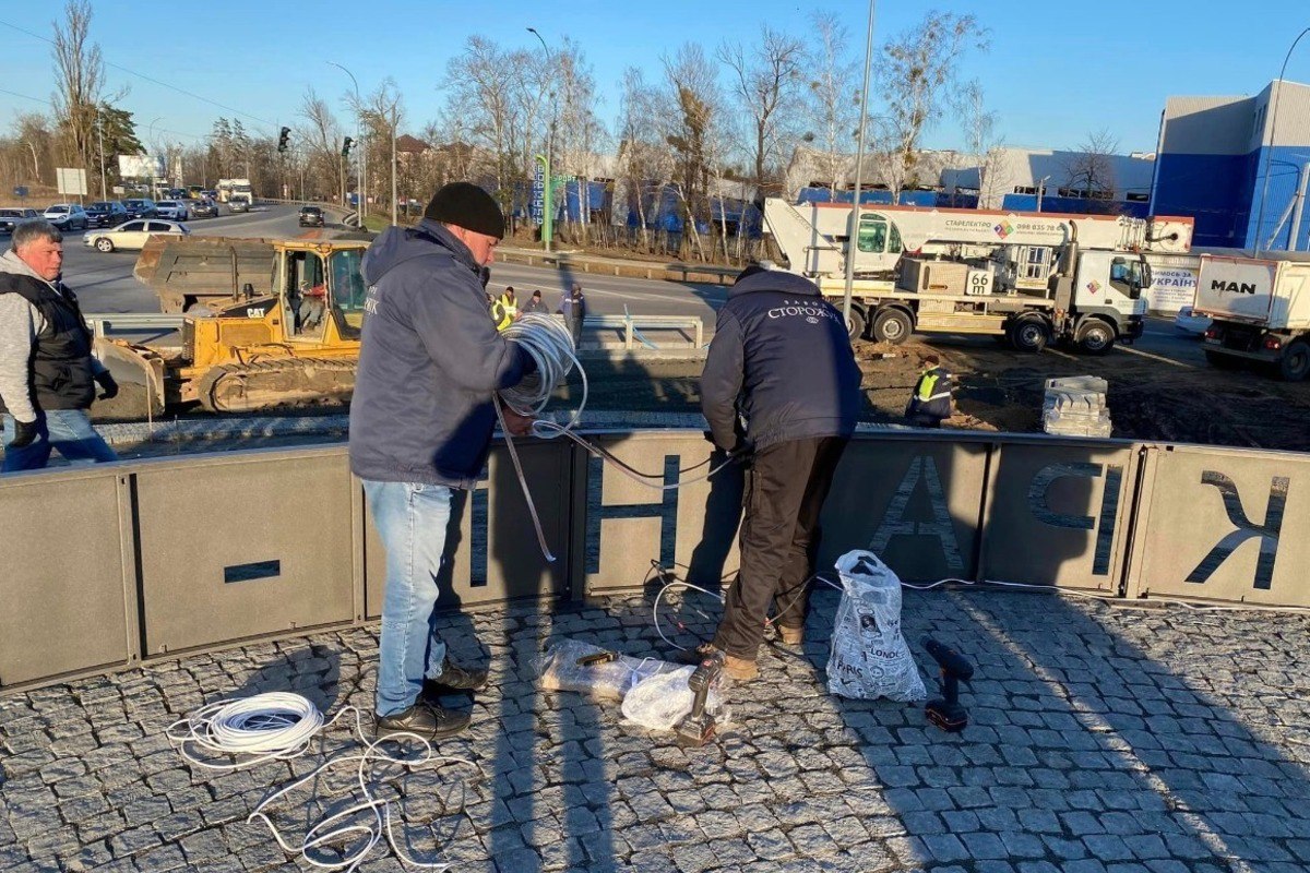 До річниці звільнення Київщини у Бучі встановили Меморіал захисникам, створений з металу Метінвесту - фото