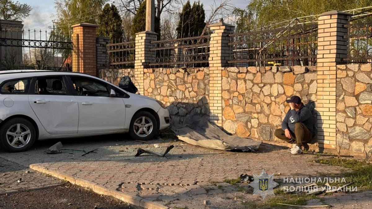 Авіабомба влучила поруч із церквою: у Запоріжжі внаслідок удару загинув чоловік, є поранені (фото, відео)