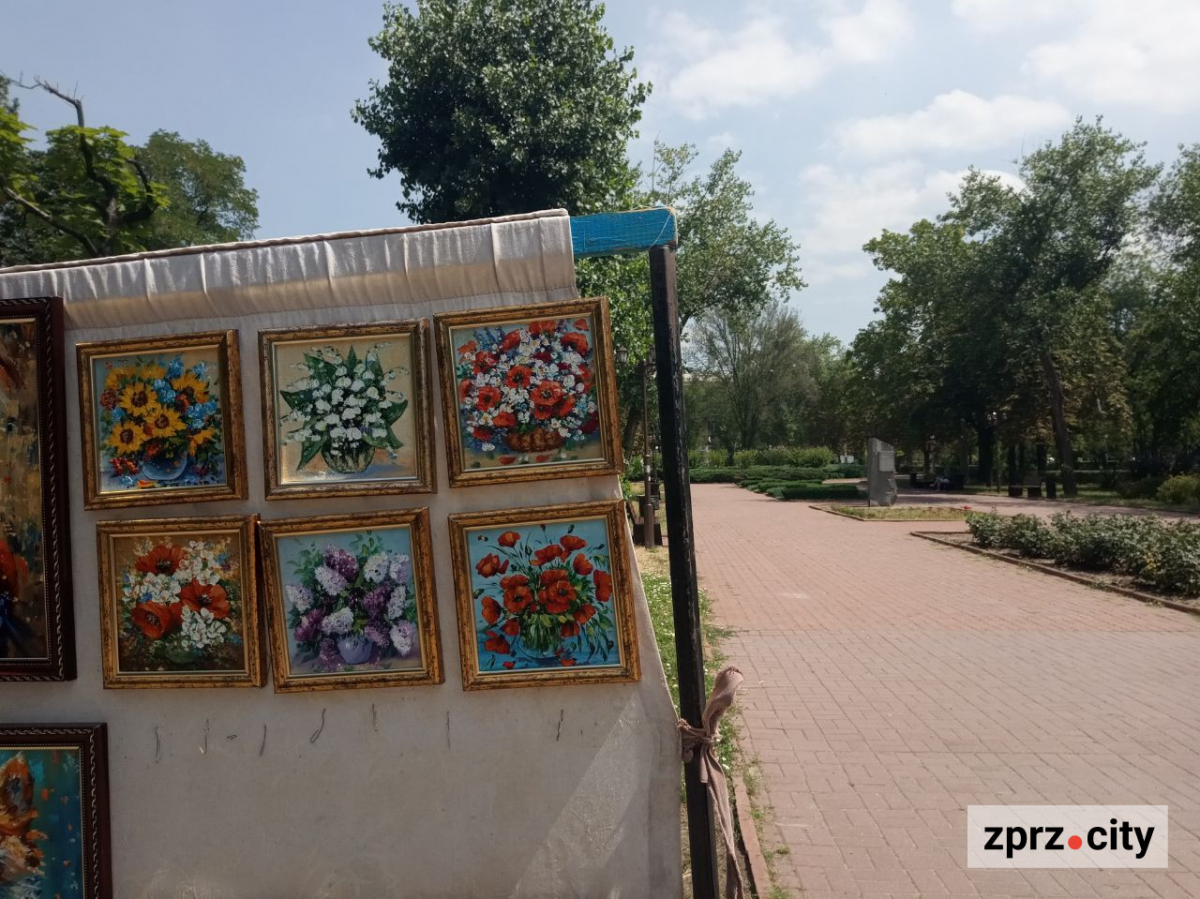 Релакс біля фонтану: як виглядає запорізький вернісаж в середині літа (фото)
