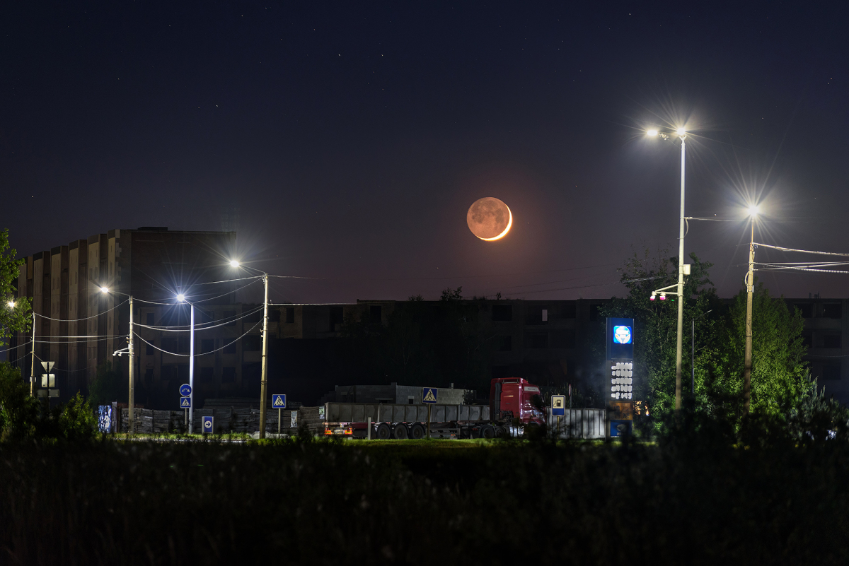 Запоріжець сфотографував унікальне місячне сяйво - фото