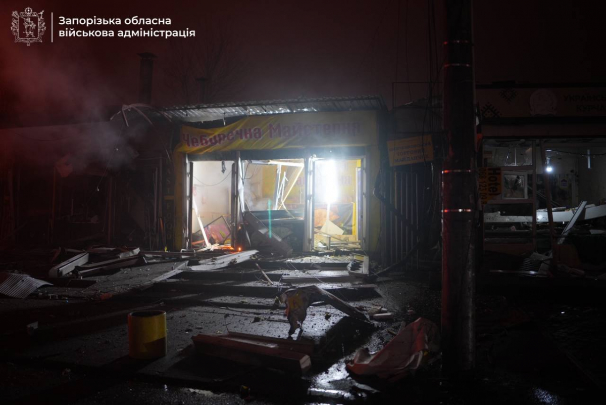 Вночі ворог ударив авіабомбою по запорізькому ринку, п'ятеро людей загинули - що ще відомо про наслідки атаки (фото, відео)