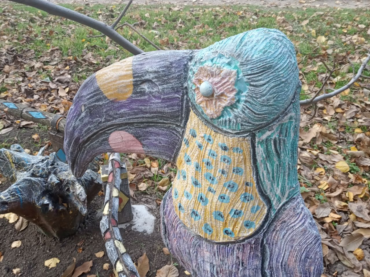 Казковий какаду, метелик і черепаха - запоріжець створив біля зупинки незвичайну зону (фото)