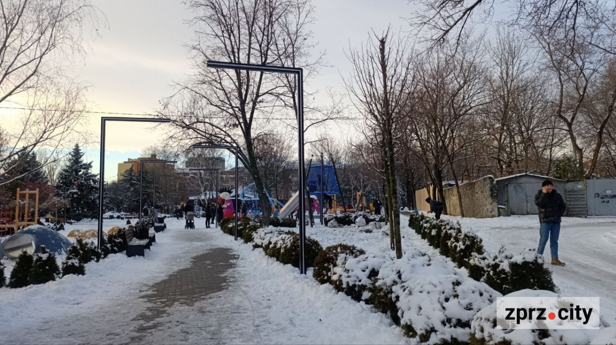 У Запоріжжі відкрили дитячий майданчик "Чарівний сад Марії Примаченко" - на яких картинах художниці можна побачити звірів з площадки