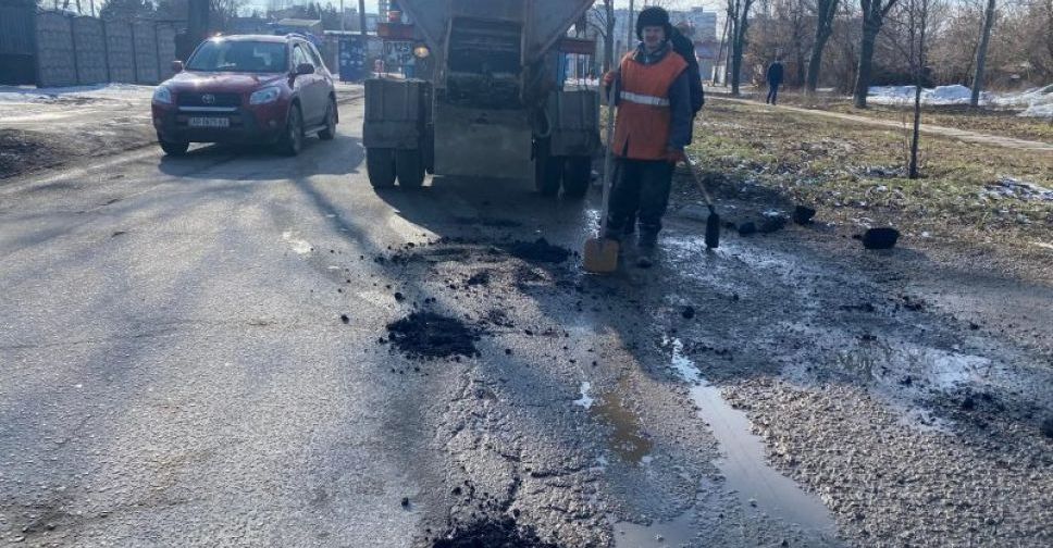 В одном из районов Запорожья ремонтируют центральные дороги - фото, видео