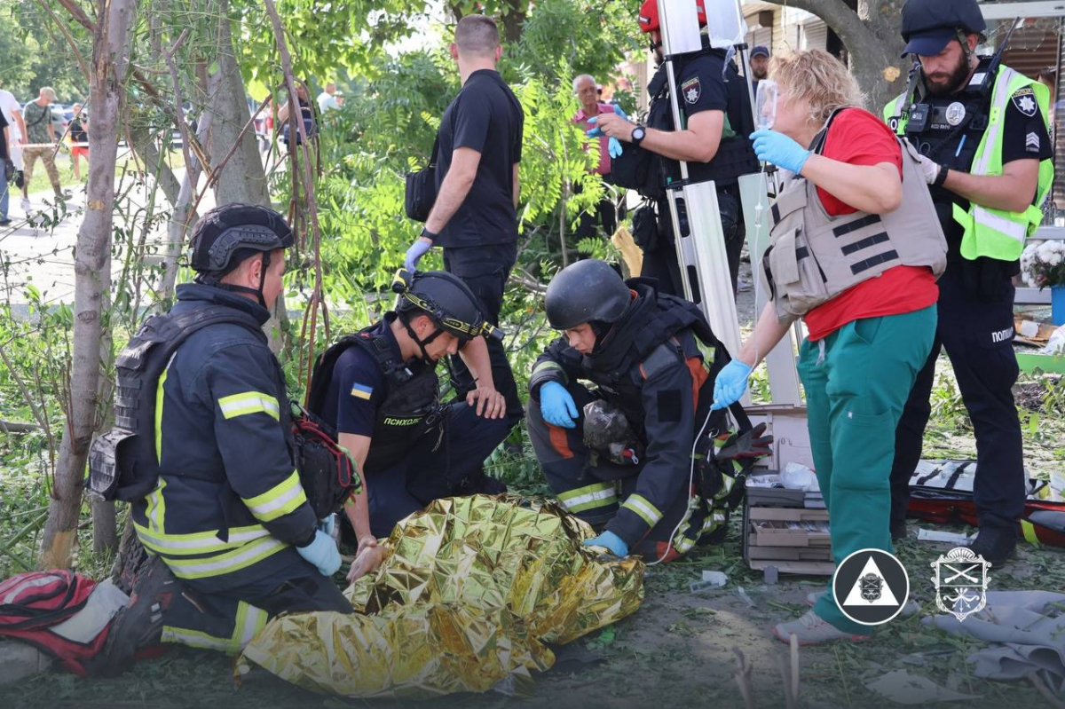 Кількість поранених збільшилась: що відбувається на місці ворожого удару по зупинці у Запоріжжі - фото