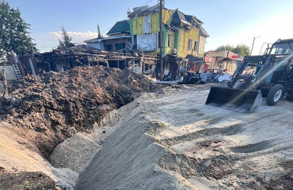 Внаслідок ракетного удару по Вільнянську постраждали водогін та дорога (фото)