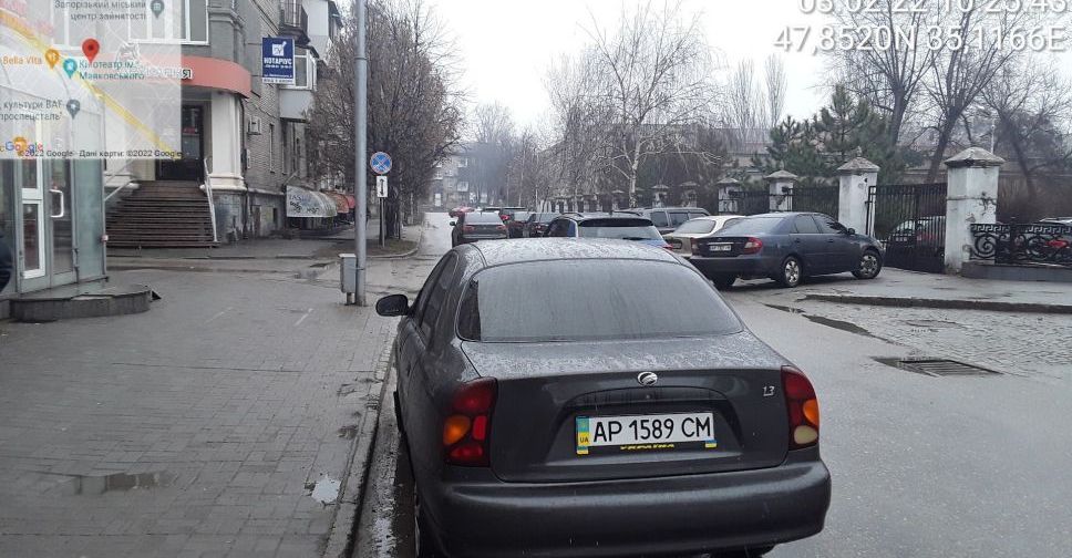 В Запорожье водитель припарковался с нарушениями возле здания мэрии - фото