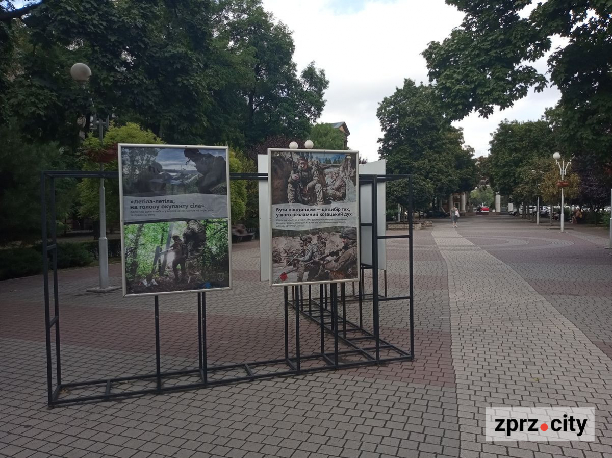 На запорізькому бульварі відкрили фотовиставку, що передає справжню атмосферу життя бійців "Кара-Дагу"