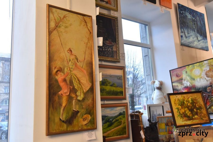 В Запорожье открылась выставка амурных историй - фото