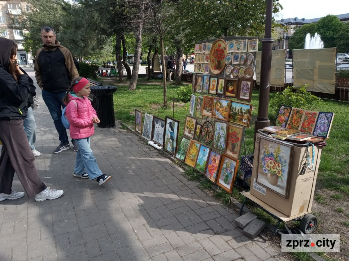 Вернісаж біля фонтану: як запорізький майдан Митців виглядає на початку травня (фото)