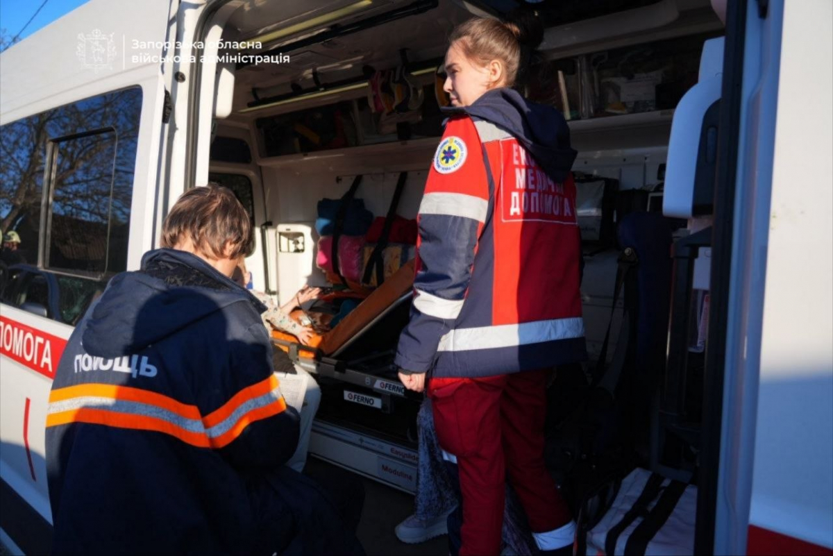Пожежа в гаражах та поранені люди: що відомо про наслідки ворожого удару по Запоріжжю в неділю (доповнено) - фото, відео