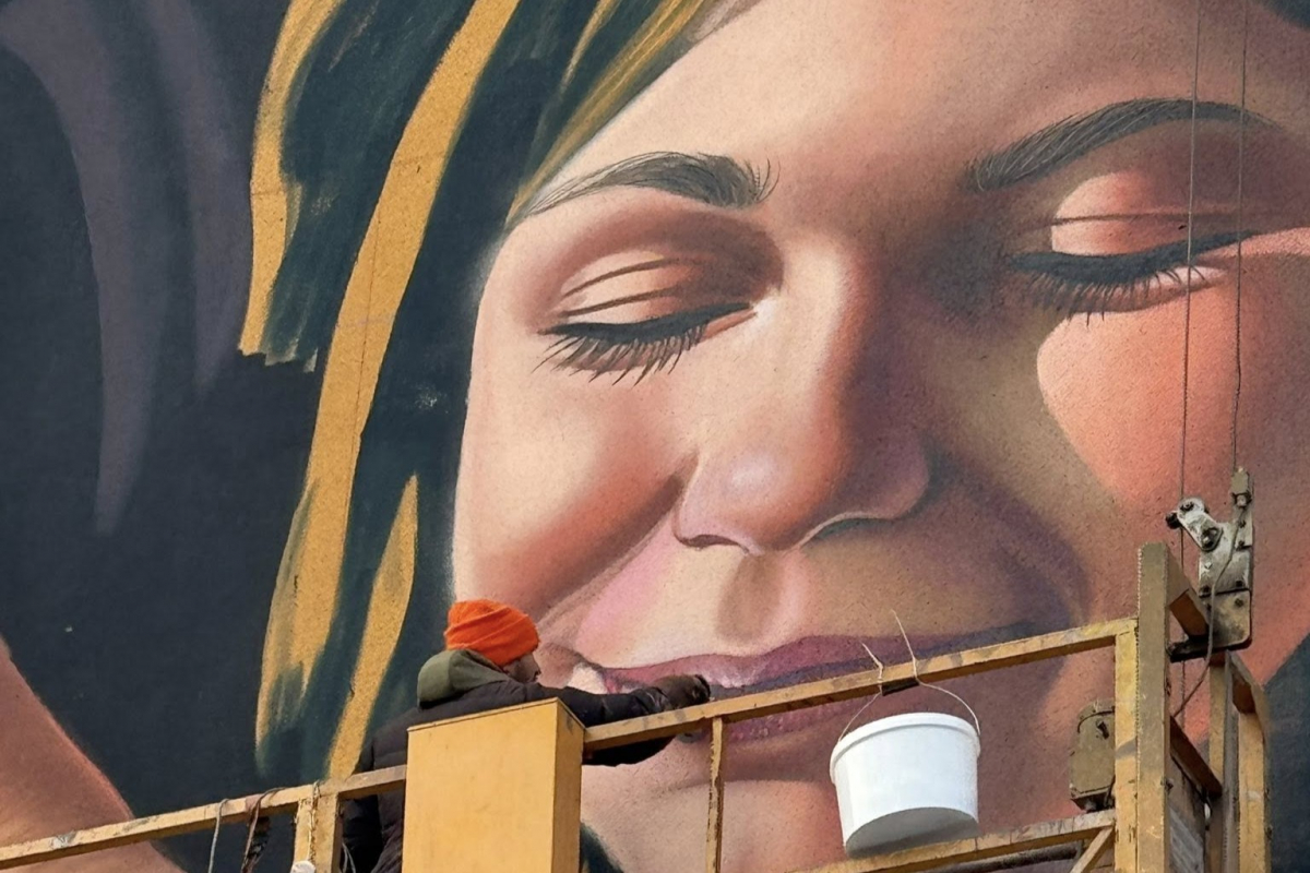 У Запоріжжі на гуртожитку університету, пошкодженому шахедом, завершили створення муралу (фото)