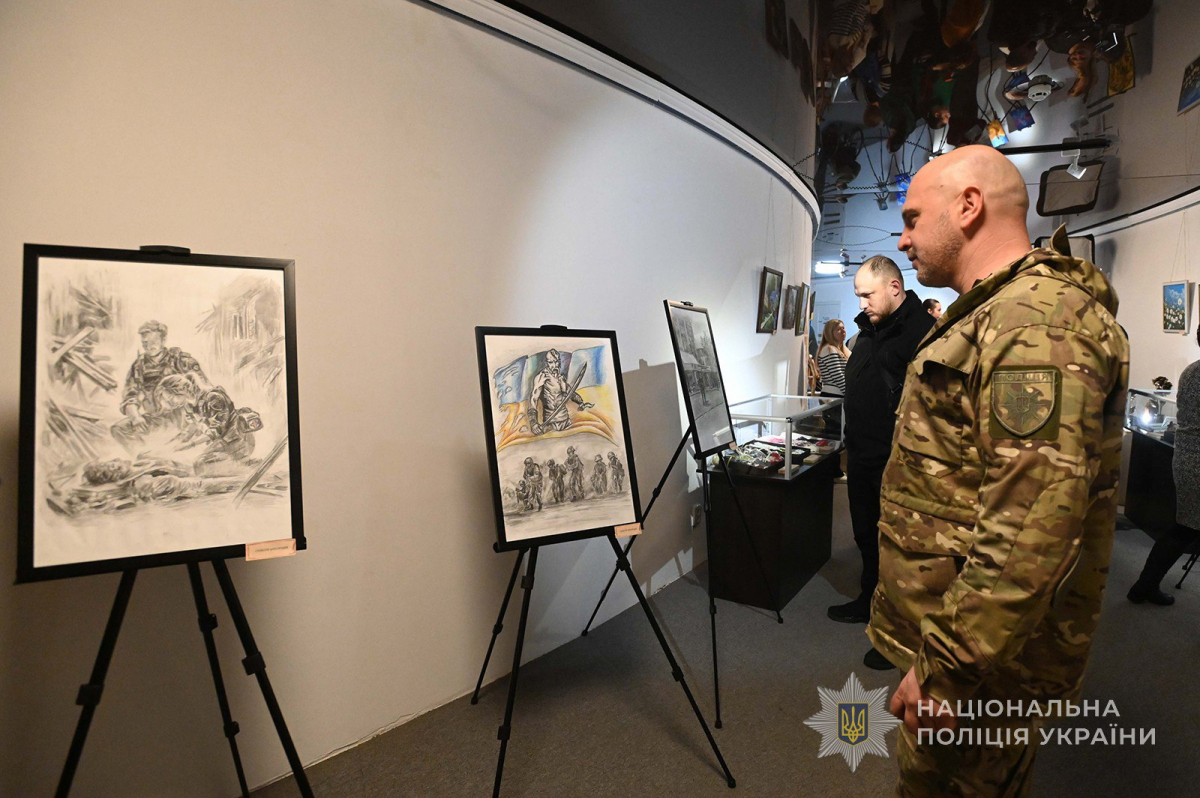 Мистецтво допомагає повернутись до мирного життя - у Запоріжжі відкрили виставку ветеранів та їхніх родин