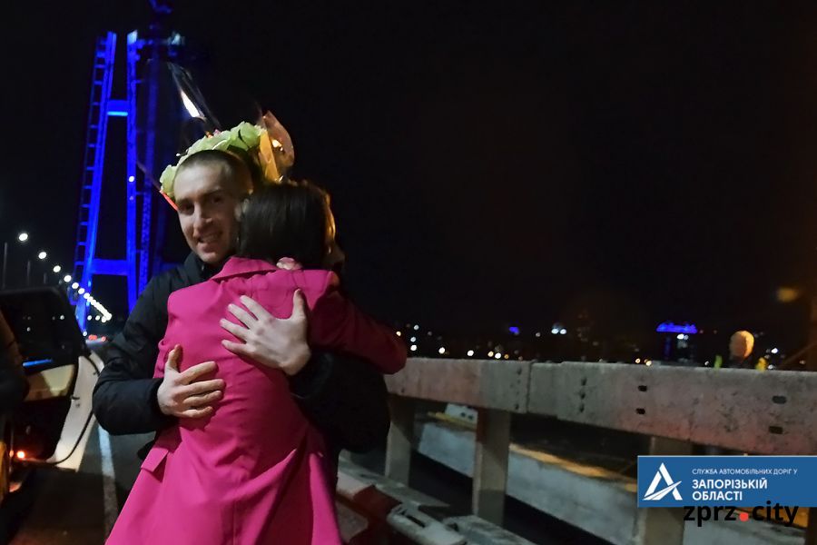 На новом мосту запорожец сделал предложение руки и сердца возлюбленной - фото