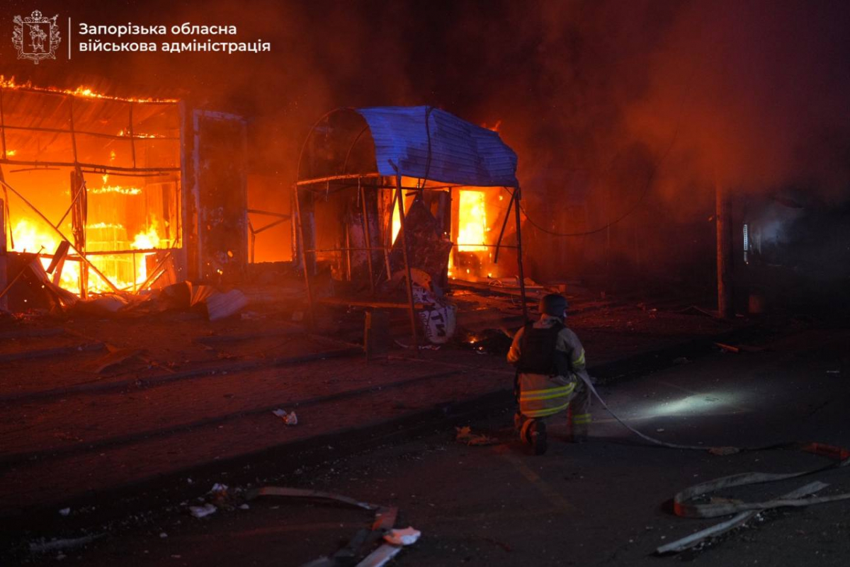 «Було чисто й людно, а сьогодні — уламки»: що розповідають очевидці нічного удару по Запоріжжю (фото, відео)