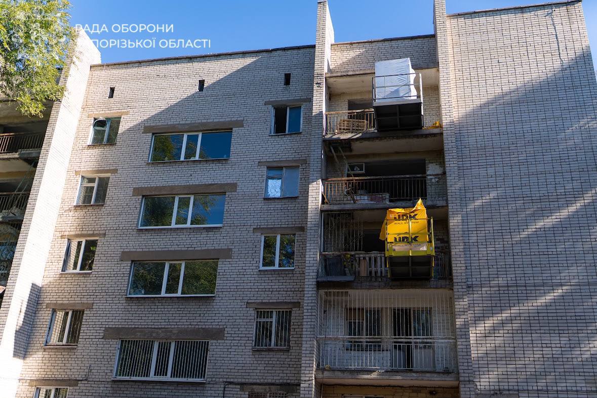 Відновлення у посиленому темпі: у Запоріжжі майже відбудували будинок на Соборному, який зруйнувала ракета (фото)
