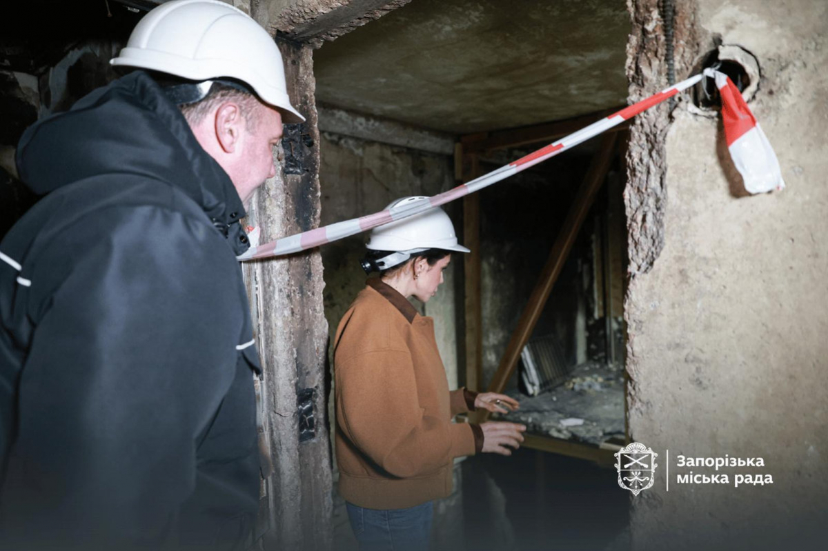 Відбудова стартувала: на Чарівній у Запоріжжі ремонтують будинок після удару рф (фото)
