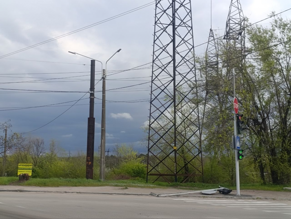 Негода у Запоріжжі 26 квітня повалила дорожний знак. Фото: Антоніна Фролова