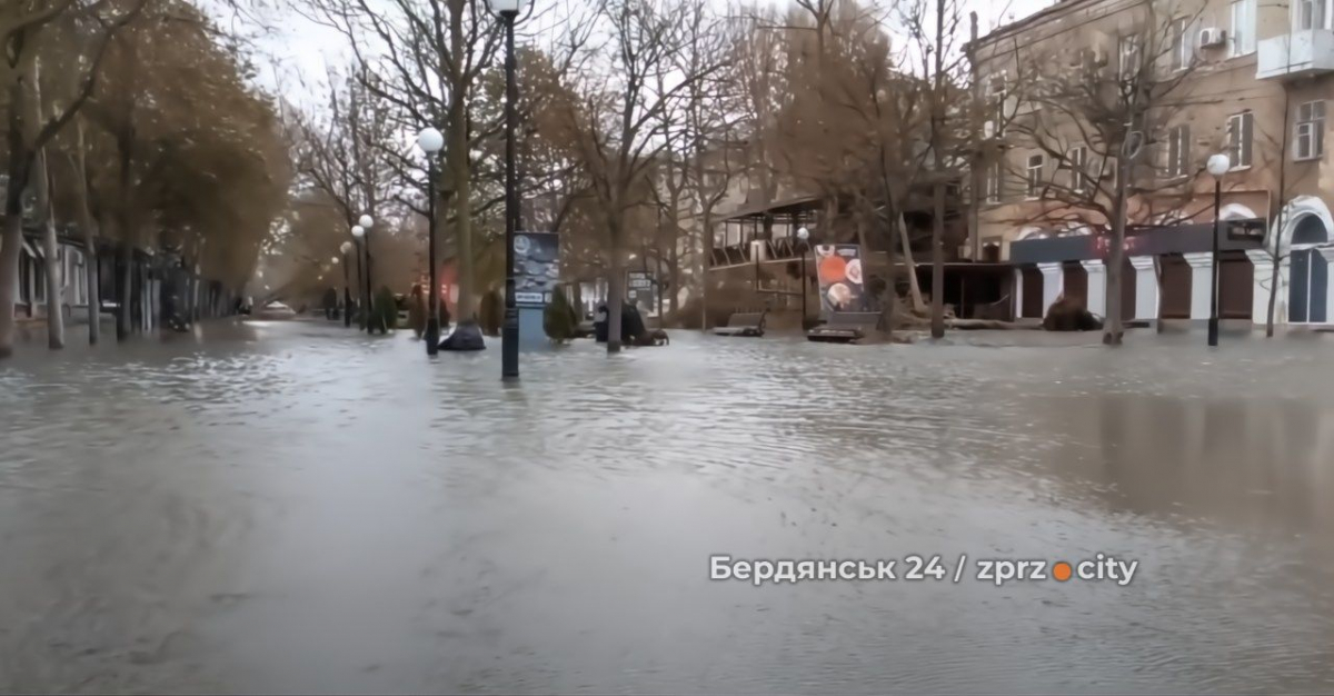 Води по коліно: в окупованому Бердянську вирує шторм - фото, відео