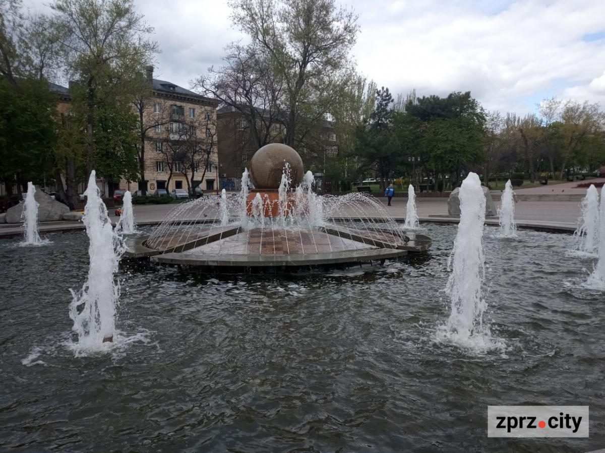 У Запоріжжі запрацював один з головних фонтанів - фото, відео