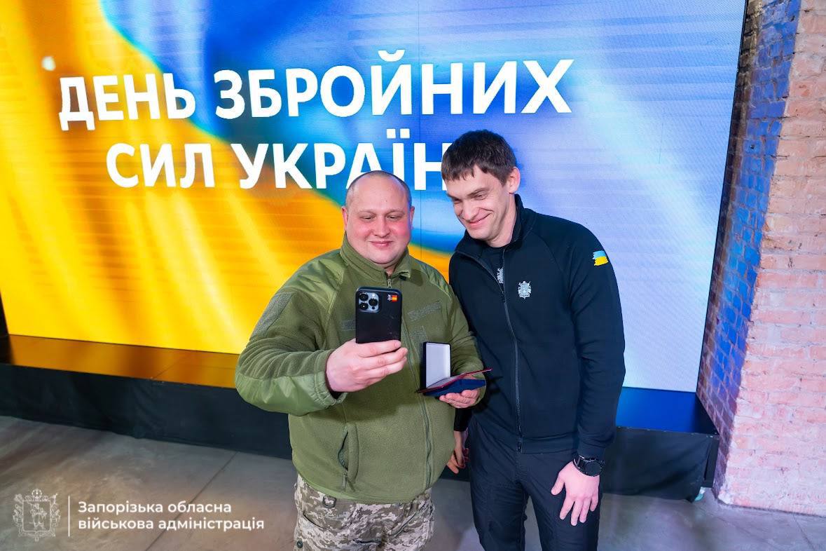 Нагороди, відданість і пам’ять про полеглих Героїв - в Запоріжжі відзначили День ЗСУ (фото)
