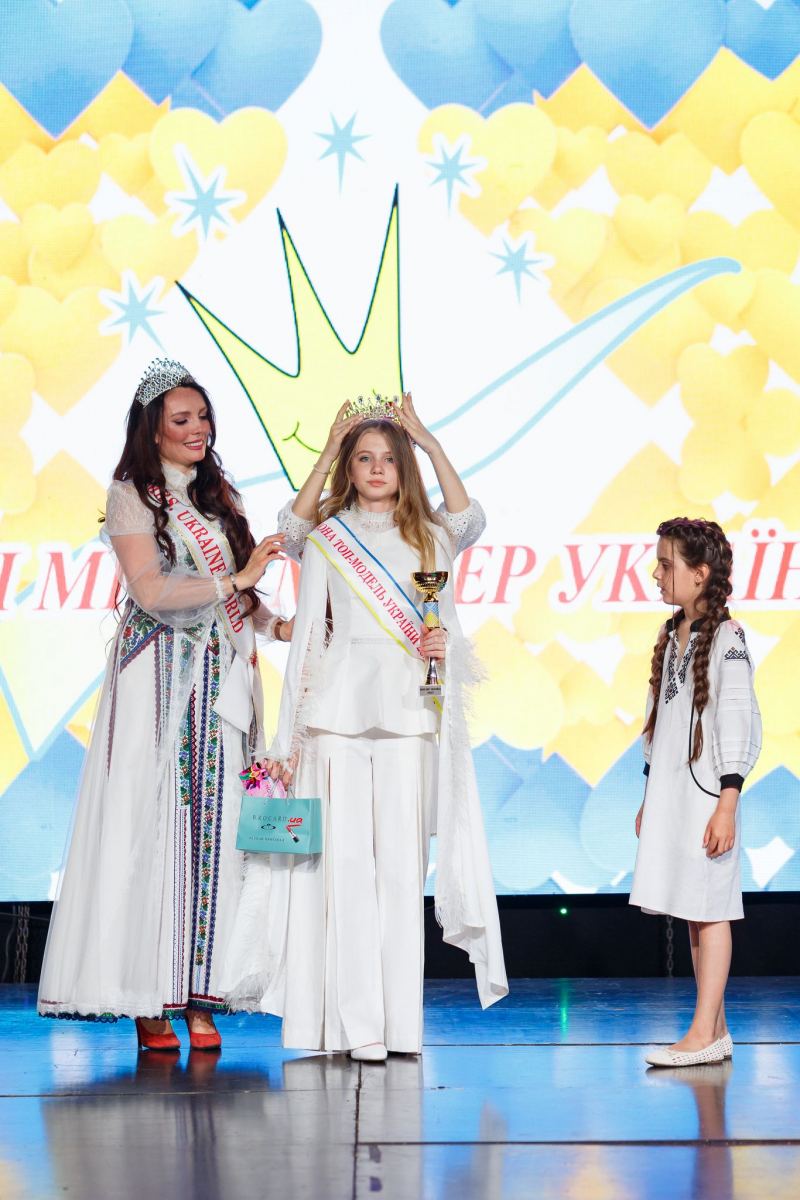 Маленькі запоріжанки отримали нагороди у всеукраїнському конкурсі краси і талантів - фото