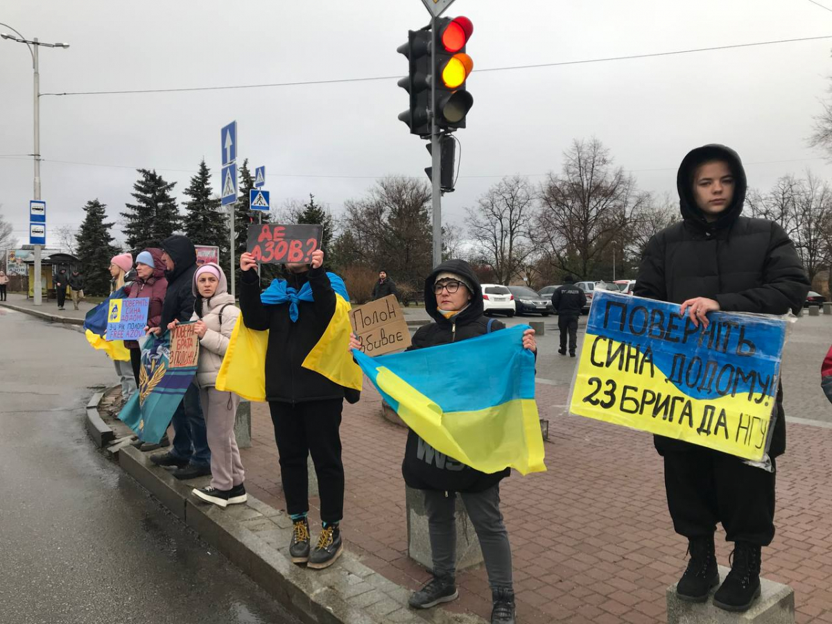 “Нас не зупинять ні сніг, ні дощ” - у Запоріжжі рідні військовополонених вимагали повернути героїв додому