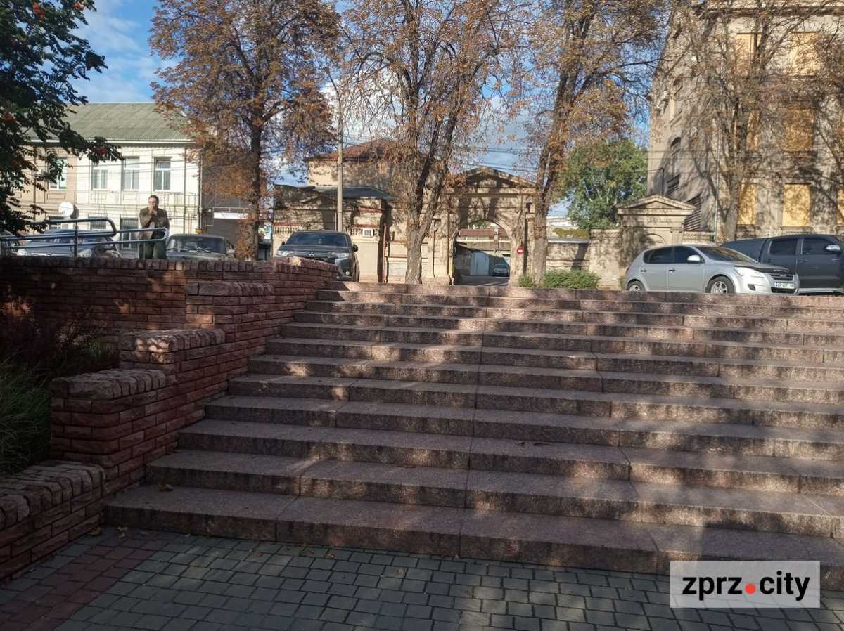 Осіння краса і мистецтво: як виглядає сквер в історичній частині Запоріжжя наприкінці вересня