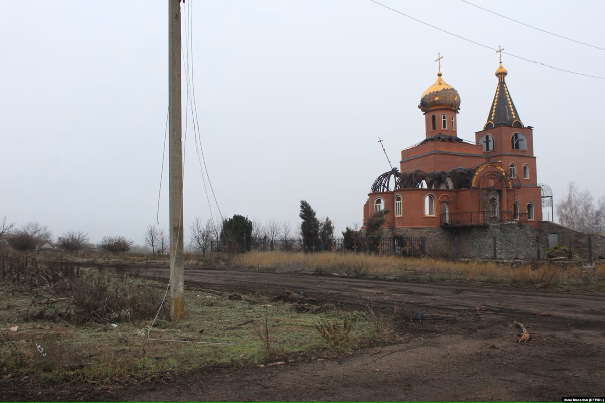 Піклується про будинки та годує тварин - чоловік доглядає покинуте прифронтове село на Запоріжжі (фото, відео)