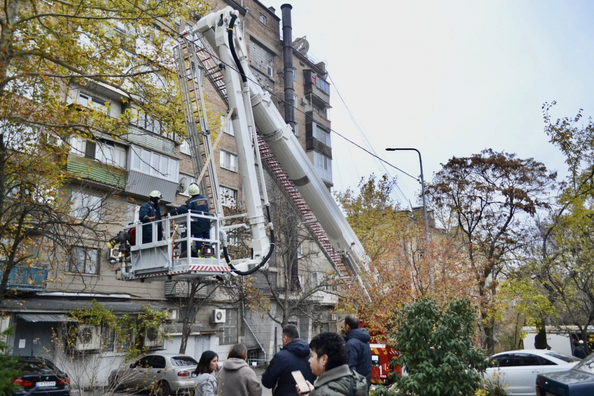 Могла впасти будь-якої миті - у Запоріжжі врятували людей від металевої труби, що звисала з даху (фото)