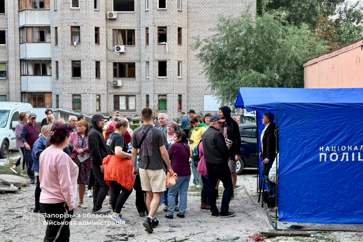 Вночі ворог атакував Запоріжжя - є постраждали, пошкоджені багатоповерхівки, торговий центр та виш (фото, відео)