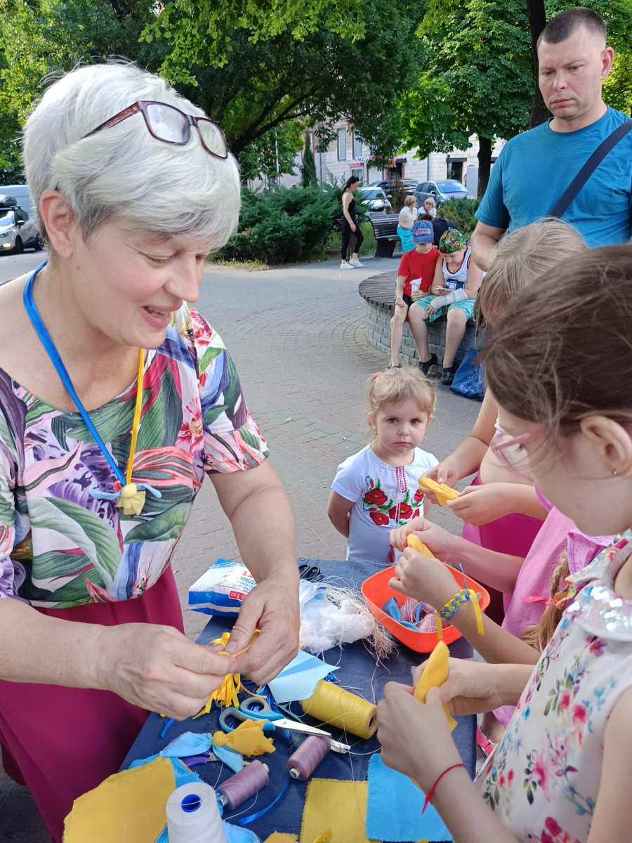 Запорізькі берегині влаштували патріотичну виставку у центрі міста - фото