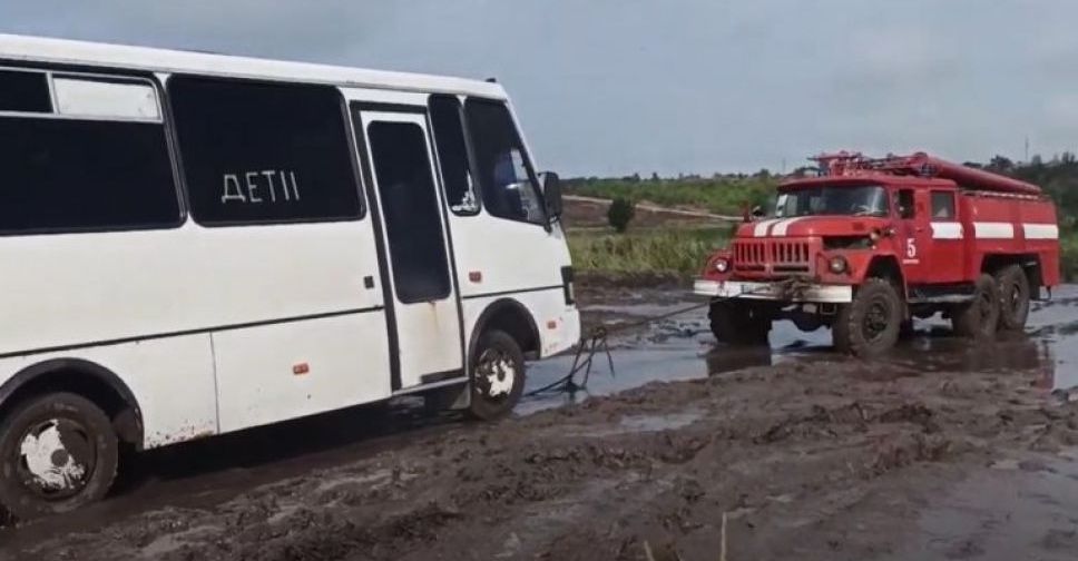 Рятувальники продовжують визволяти людей, які опинились у пастці на "дорозі життя" у Запорізькій області